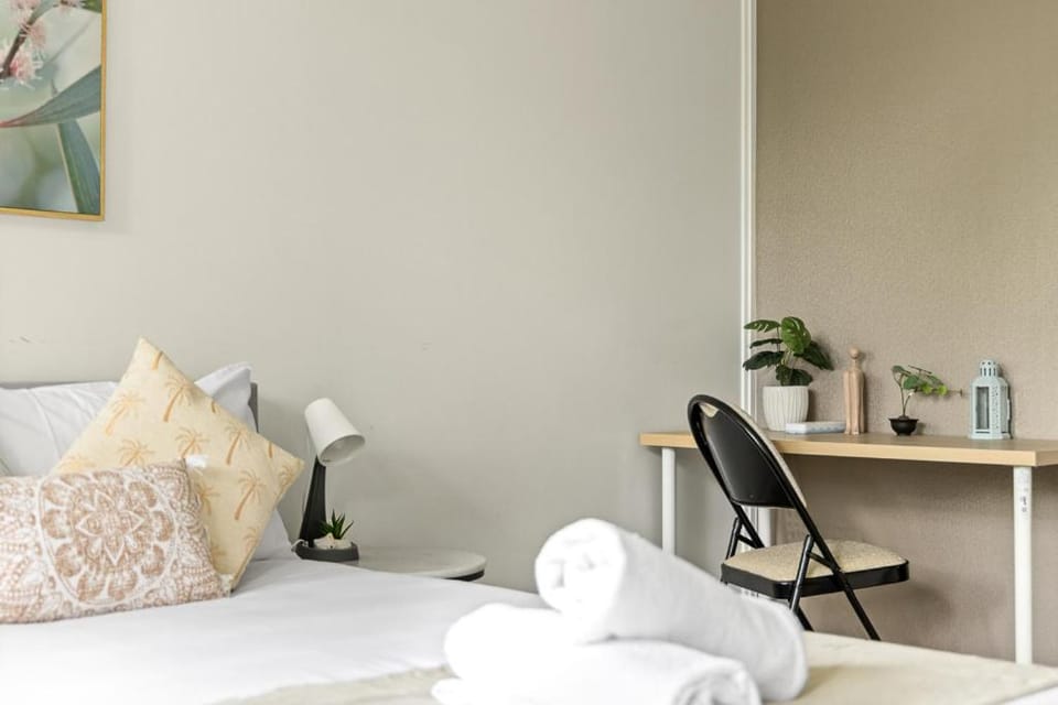 Homely Queen Room Stay - Easy Access in Pymble - Shared Bathroom Bed and Breakfast in Sydney