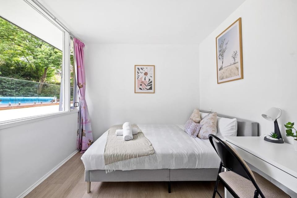 Homely Queen Room Stay - Easy Access in Pymble - Shared Bathroom Bed and Breakfast in Sydney