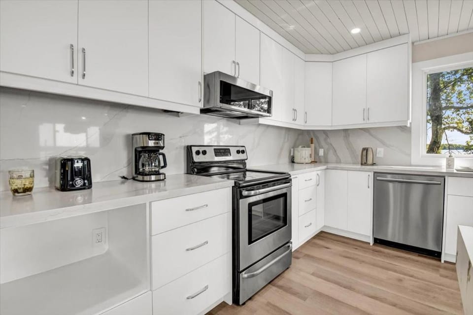 Pet friendly- Crystal Water fishing Family Retreat Villa in Havelock-Belmont-Methuen