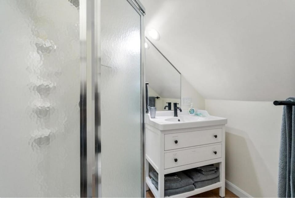 2 Bedroom Loft Apartment in Brighton, Free Parking Apartment in Brookline