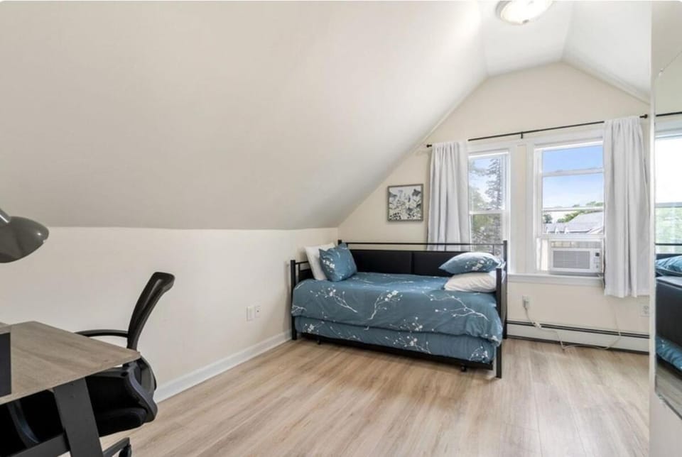 2 Bedroom Loft Apartment in Brighton, Free Parking Apartment in Brookline