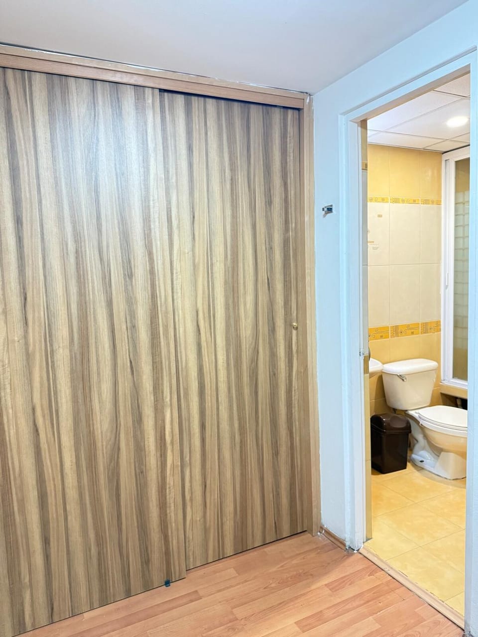 Toilet, Bed, Bathroom, Bedroom, towels
