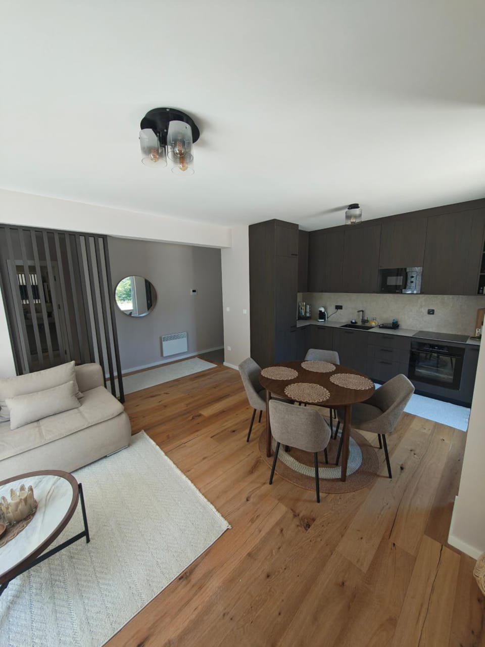 Kitchen or kitchenette, Dining area