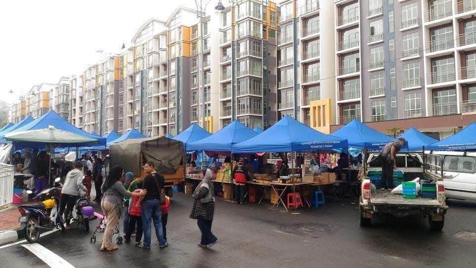 Day, People, Neighbourhood, Food and drinks, Food, City view, Street view, Location, children, group of guests, Parking