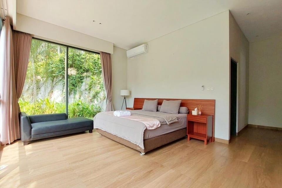 Bed, Living room, Photo of the whole room, Seating area, Bedroom, towels, air conditioner