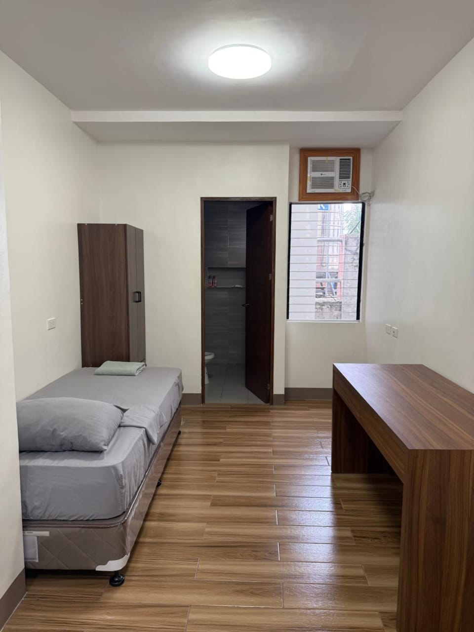 Bed, Photo of the whole room, wardrobe