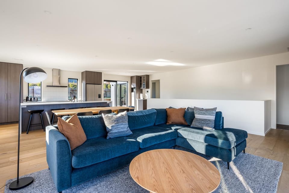 Kitchen or kitchenette, Living room, Seating area, Dining area