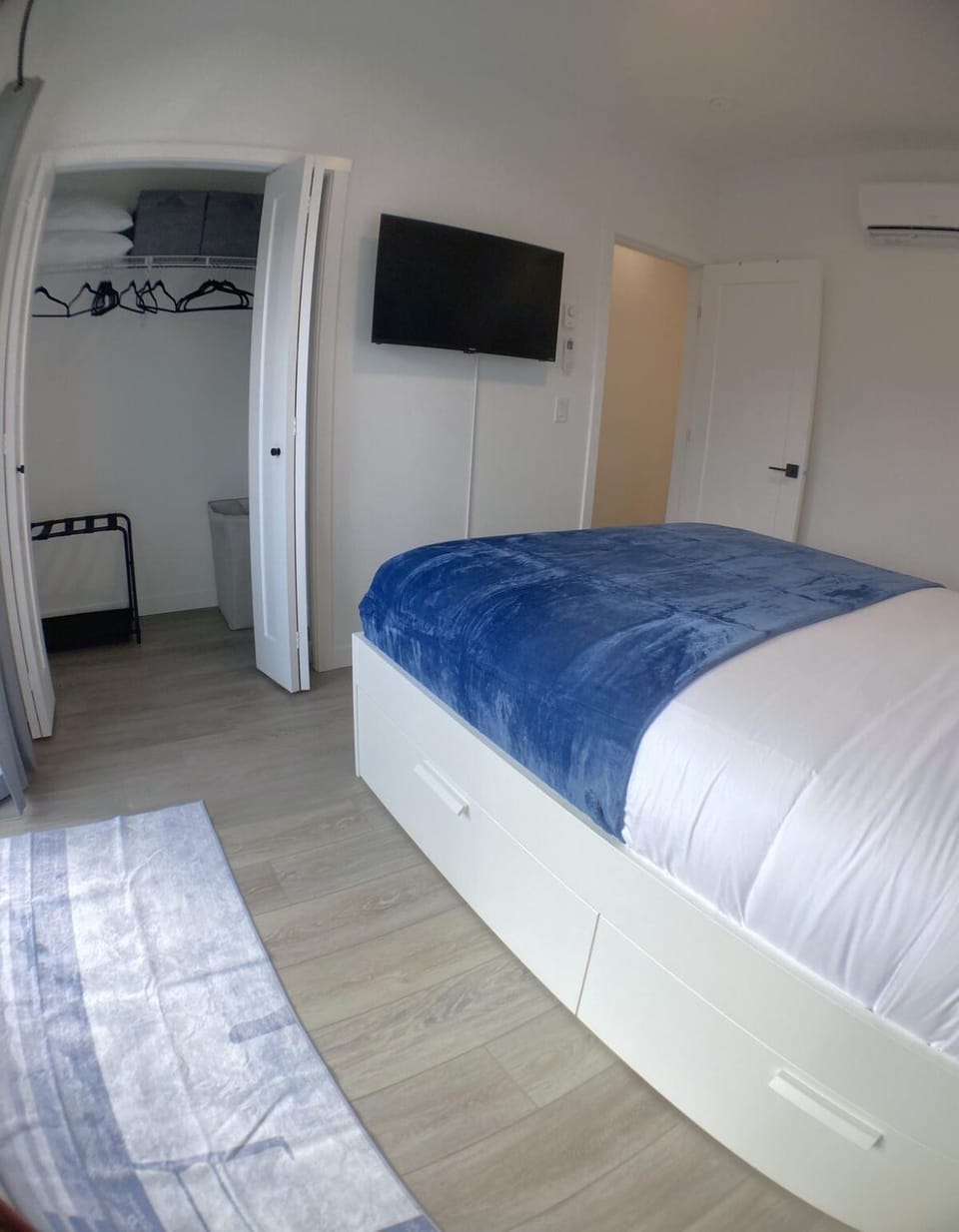 Bed, TV and multimedia, Bedroom, wardrobe