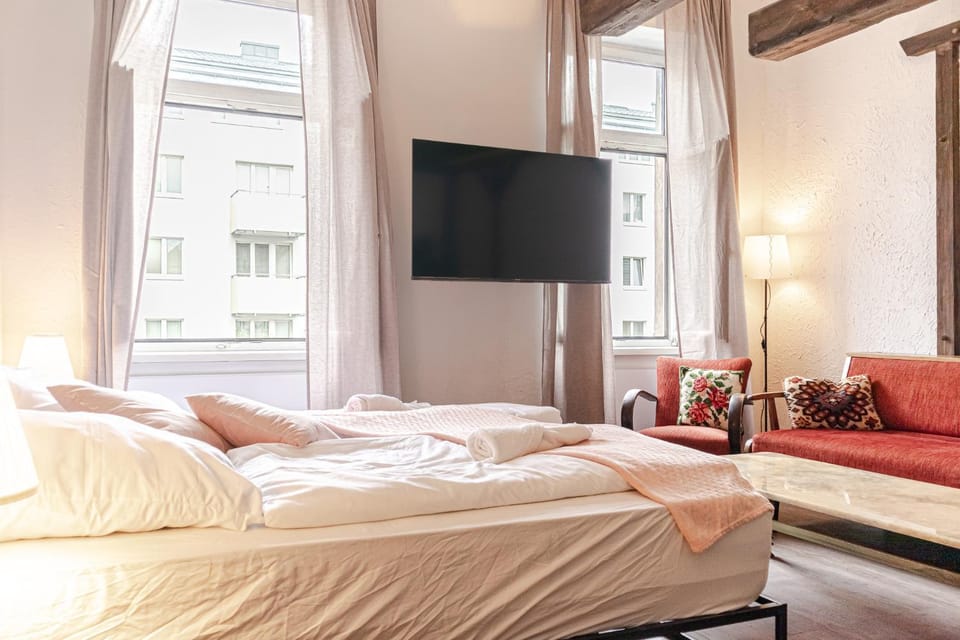Bed, TV and multimedia, Bedroom, towels