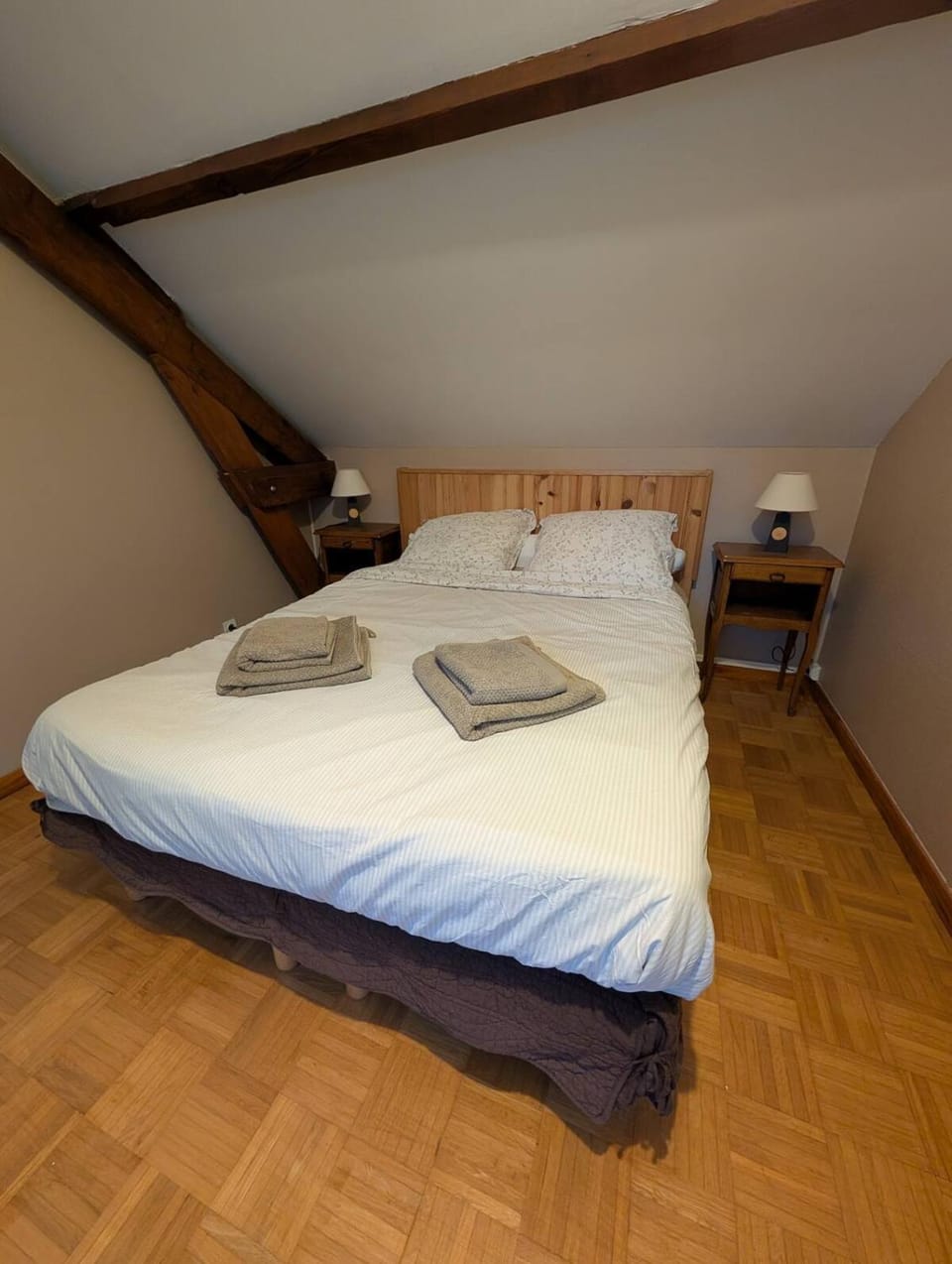 Bed, Photo of the whole room, Bedroom, towels