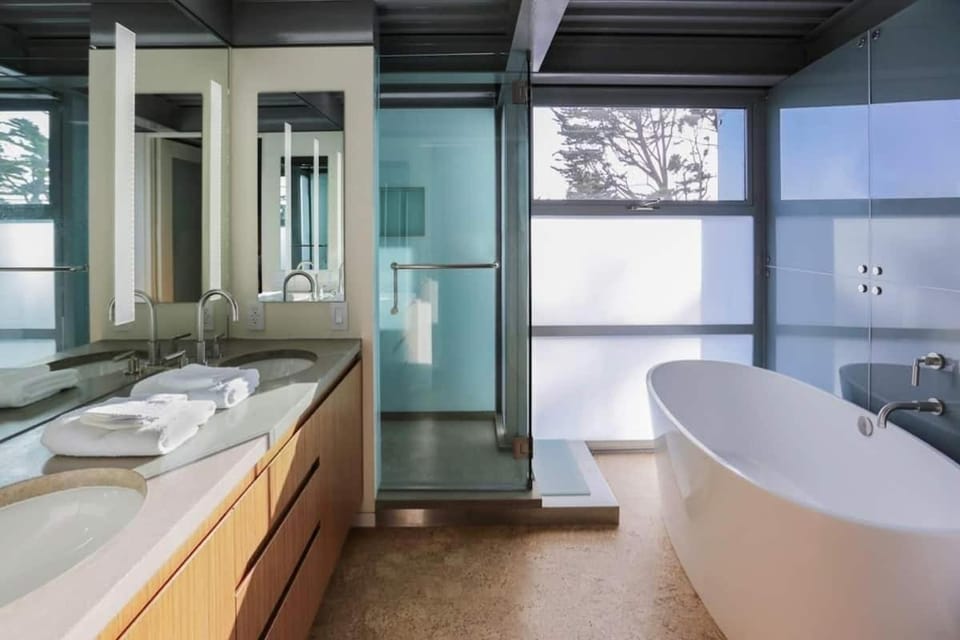 Broad Beach Wdirect Beach Access House in Malibu