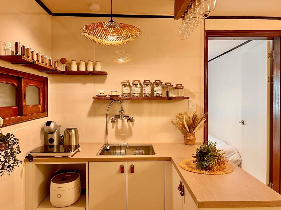 Coffee/tea facilities, Kitchen or kitchenette, minibar, stove