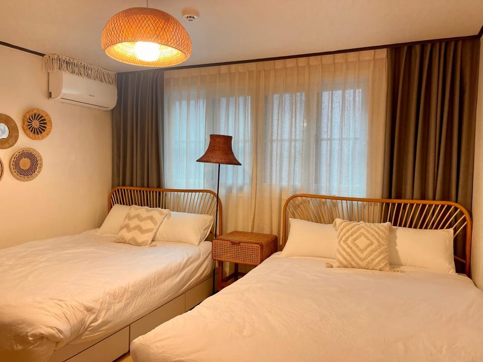 Bed, Photo of the whole room, Bedroom, air conditioner