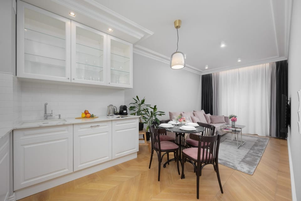 Kitchen or kitchenette, Dining area