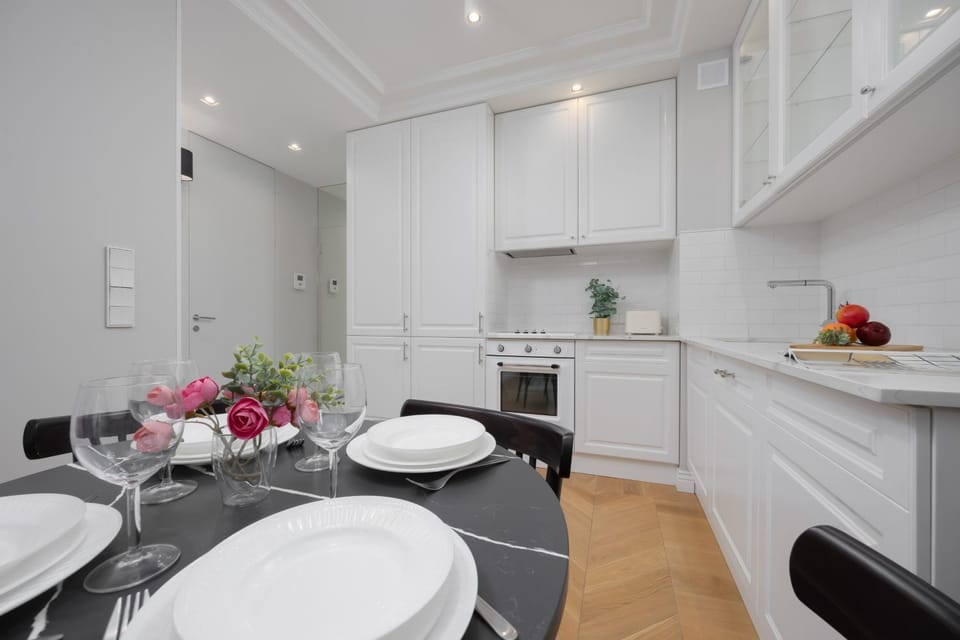 Kitchen or kitchenette, Dining area
