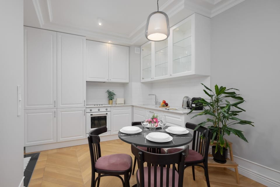Kitchen or kitchenette, Dining area, stove