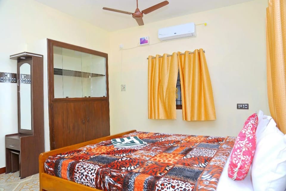 Bed, Photo of the whole room, Bedroom, wardrobe, air conditioner