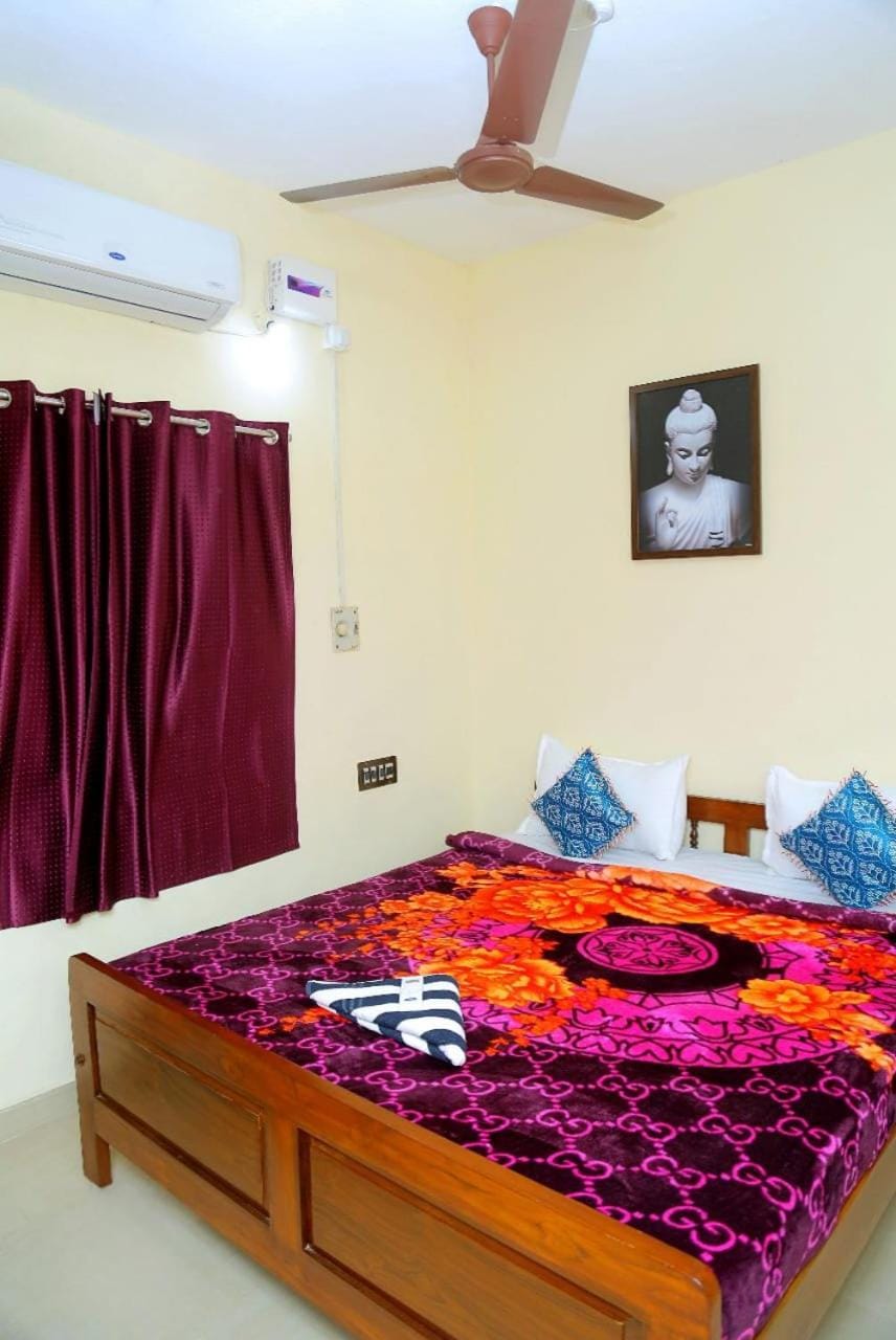 Bed, Photo of the whole room, Bedroom, air conditioner