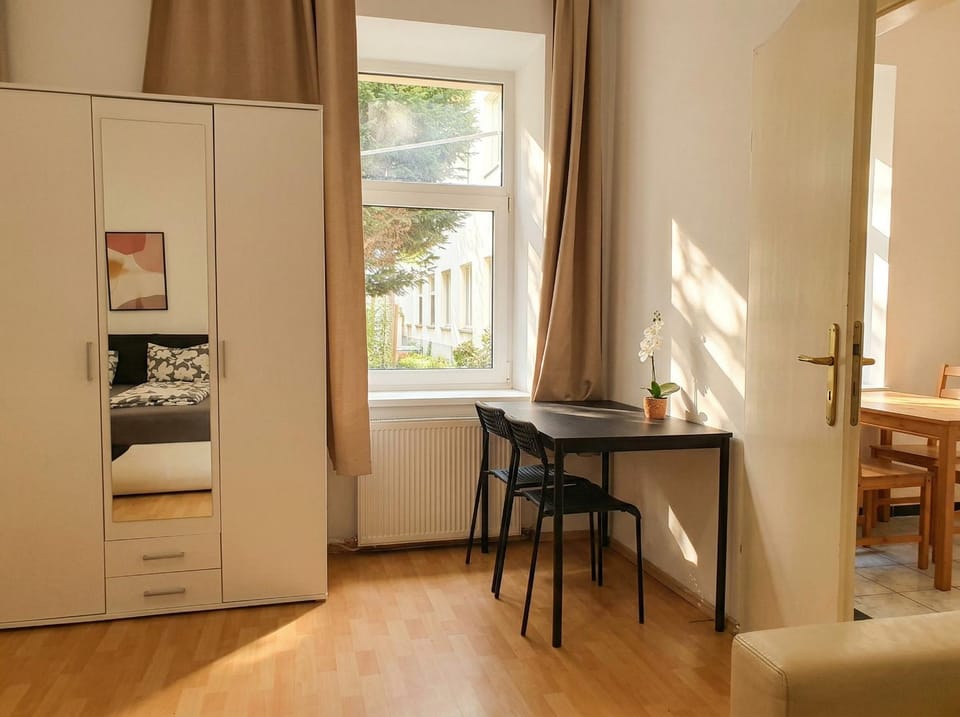 Bed, Seating area, Dining area, Bedroom, wardrobe