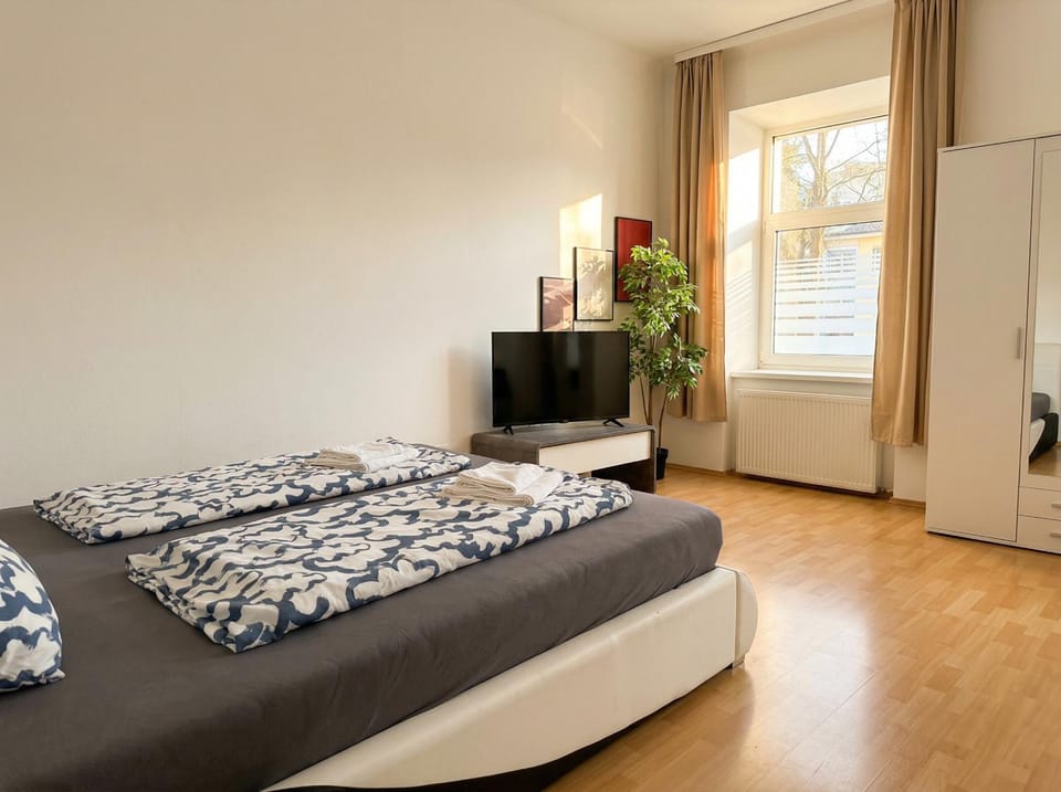 Bed, Seating area, Bedroom, wardrobe