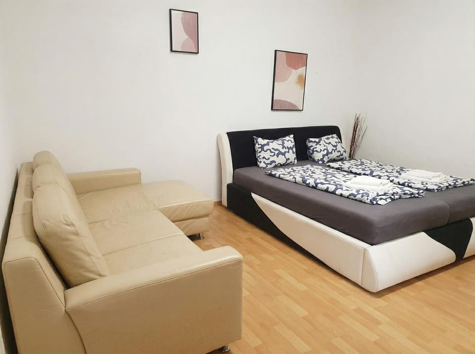 Bed, Seating area, Bedroom