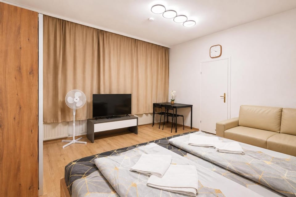Bed, TV and multimedia, Seating area, Bedroom