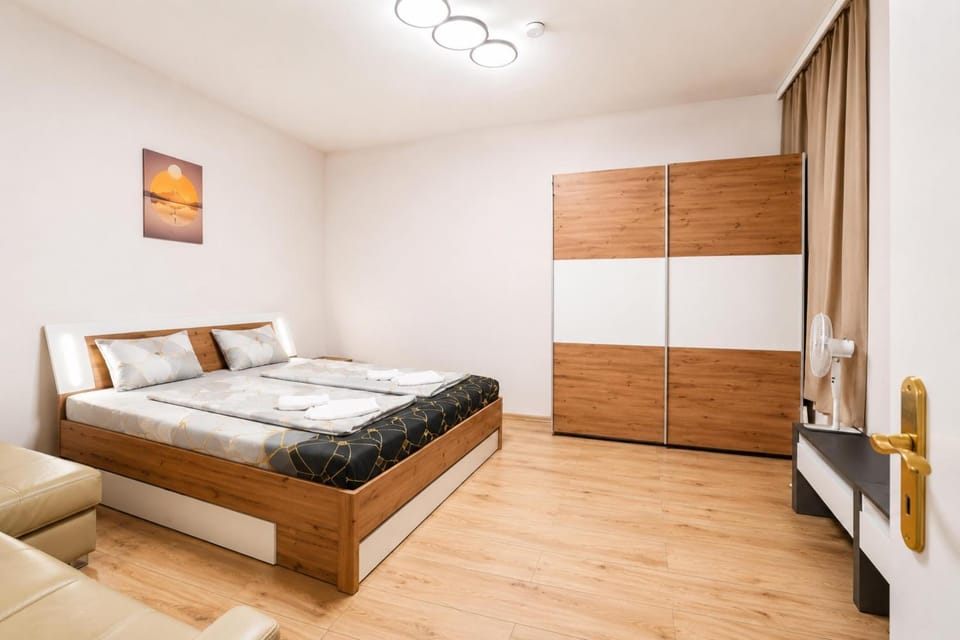 Property building, Bed, Bedroom, wardrobe