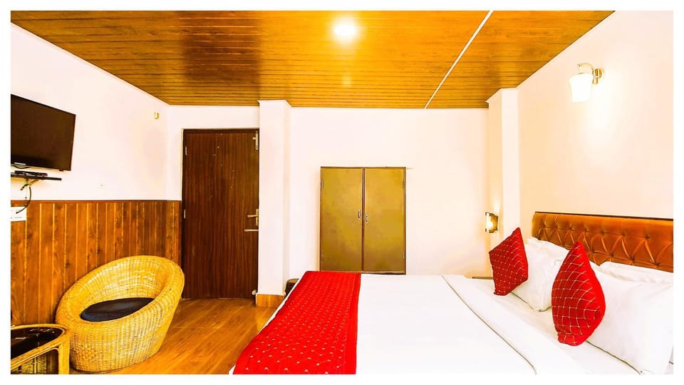 Communal lounge/ TV room, Bed, TV and multimedia, Living room, Photo of the whole room, Seating area, Evening entertainment, Bedroom, wardrobe