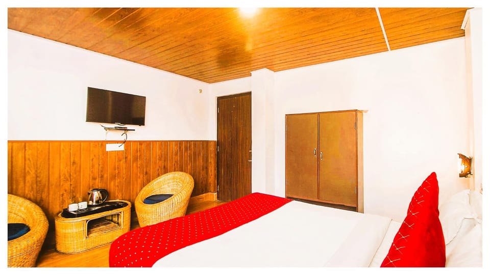 Communal lounge/ TV room, Bed, TV and multimedia, Living room, Photo of the whole room, Seating area, Evening entertainment, Bedroom, hair dresser, wardrobe
