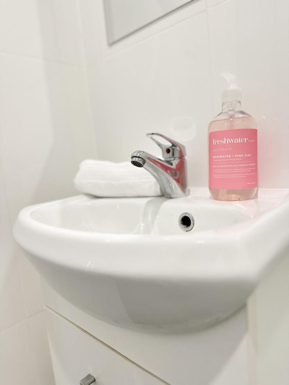 Fortuna Laguna Coastal Studio Free Parking All INC Apartment in Wollongong