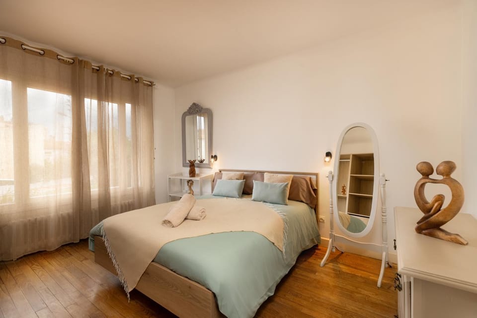 Bed, Photo of the whole room, Bedroom, storage, towels