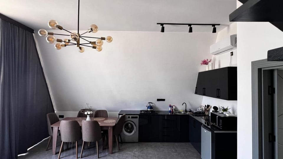 Kitchen or kitchenette, Dining area, minibar