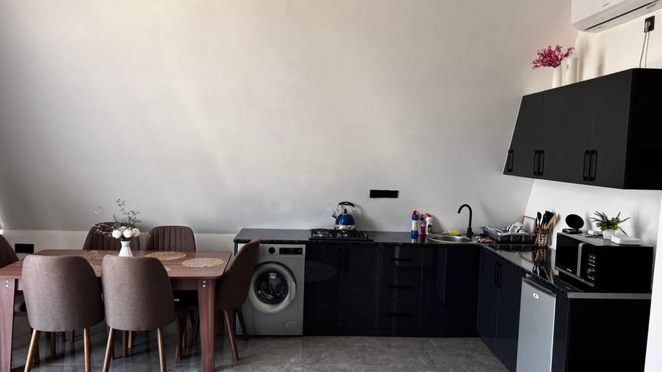 Kitchen or kitchenette, Dining area, minibar, oven