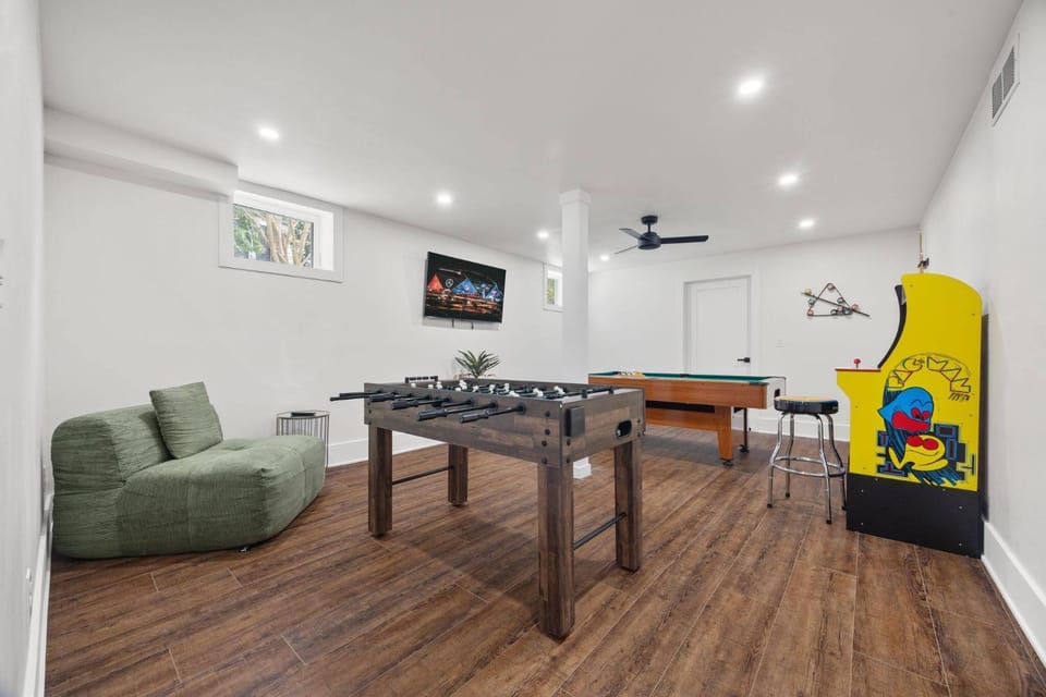 Game Room, Seating area