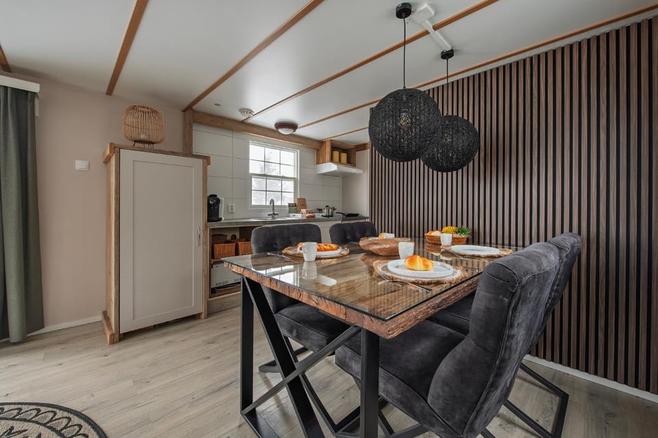 Kitchen or kitchenette, Seating area, Dining area