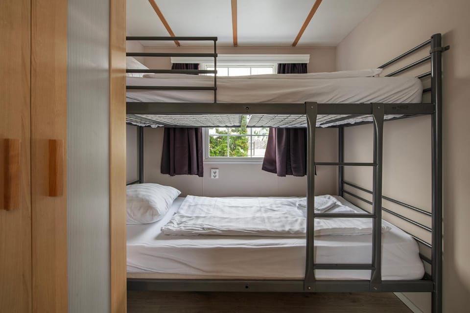 Bed, Photo of the whole room, Bedroom, bunk bed, towels