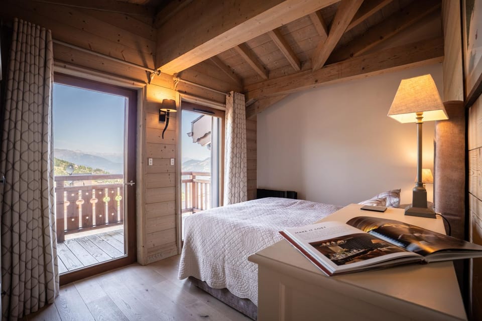 Bedroom, Mountain view