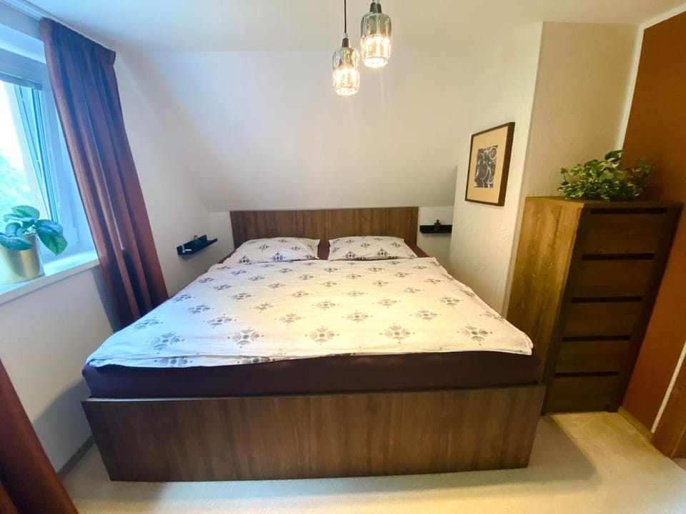 Photo of the whole room, Bedroom
