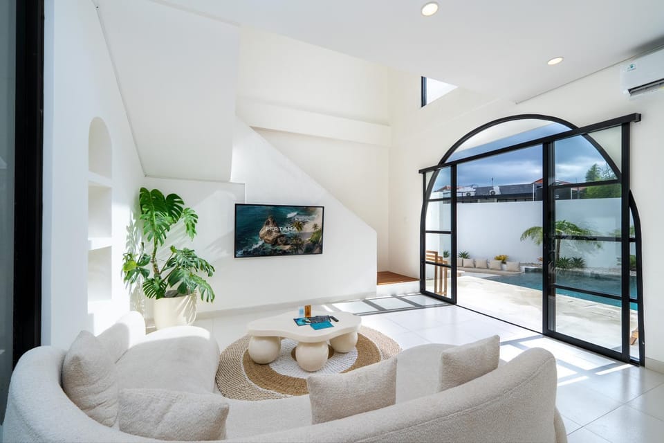 TV and multimedia, Living room, Pool view, air conditioner