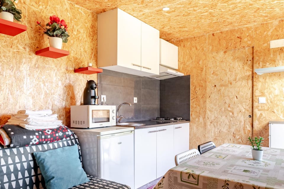 Kitchen or kitchenette, Living room