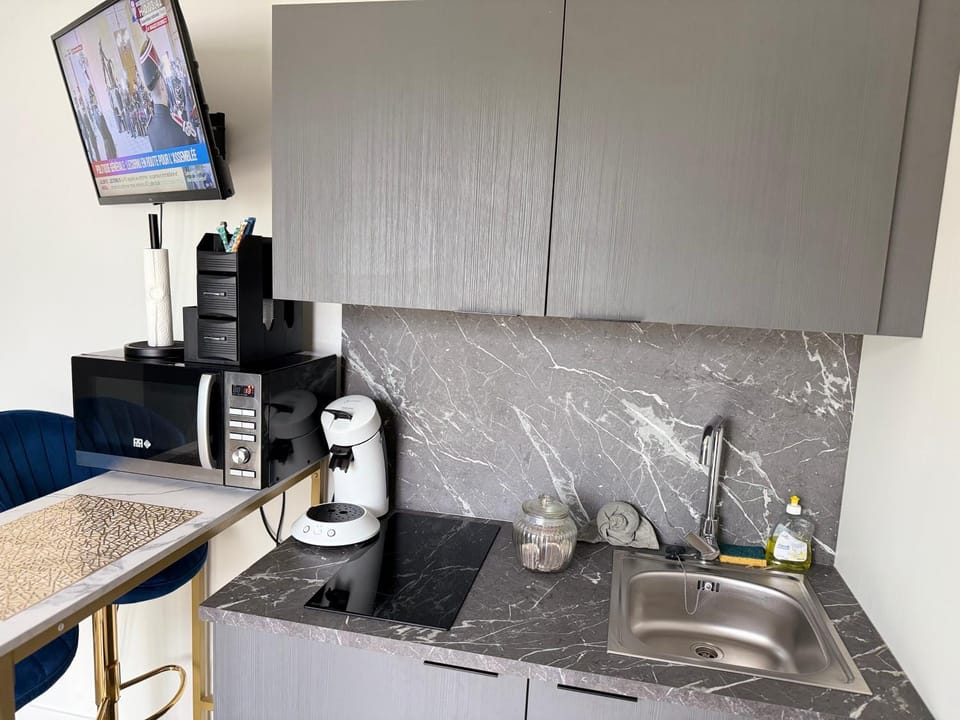 Tiny house - piscine et vélos Campground/ 
RV Resort in Centre-Val de Loire