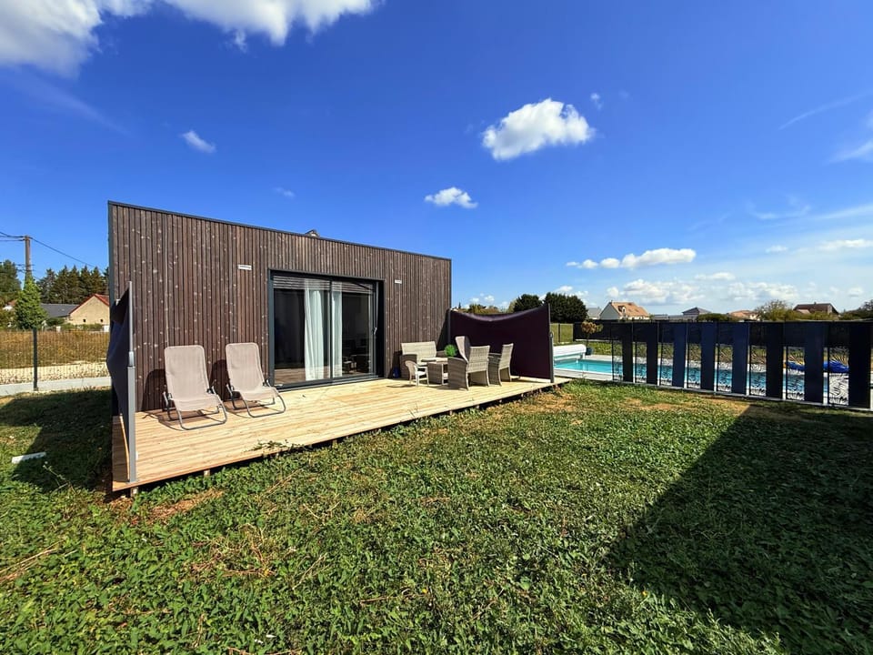 Property building, Natural landscape, Garden, Balcony/Terrace