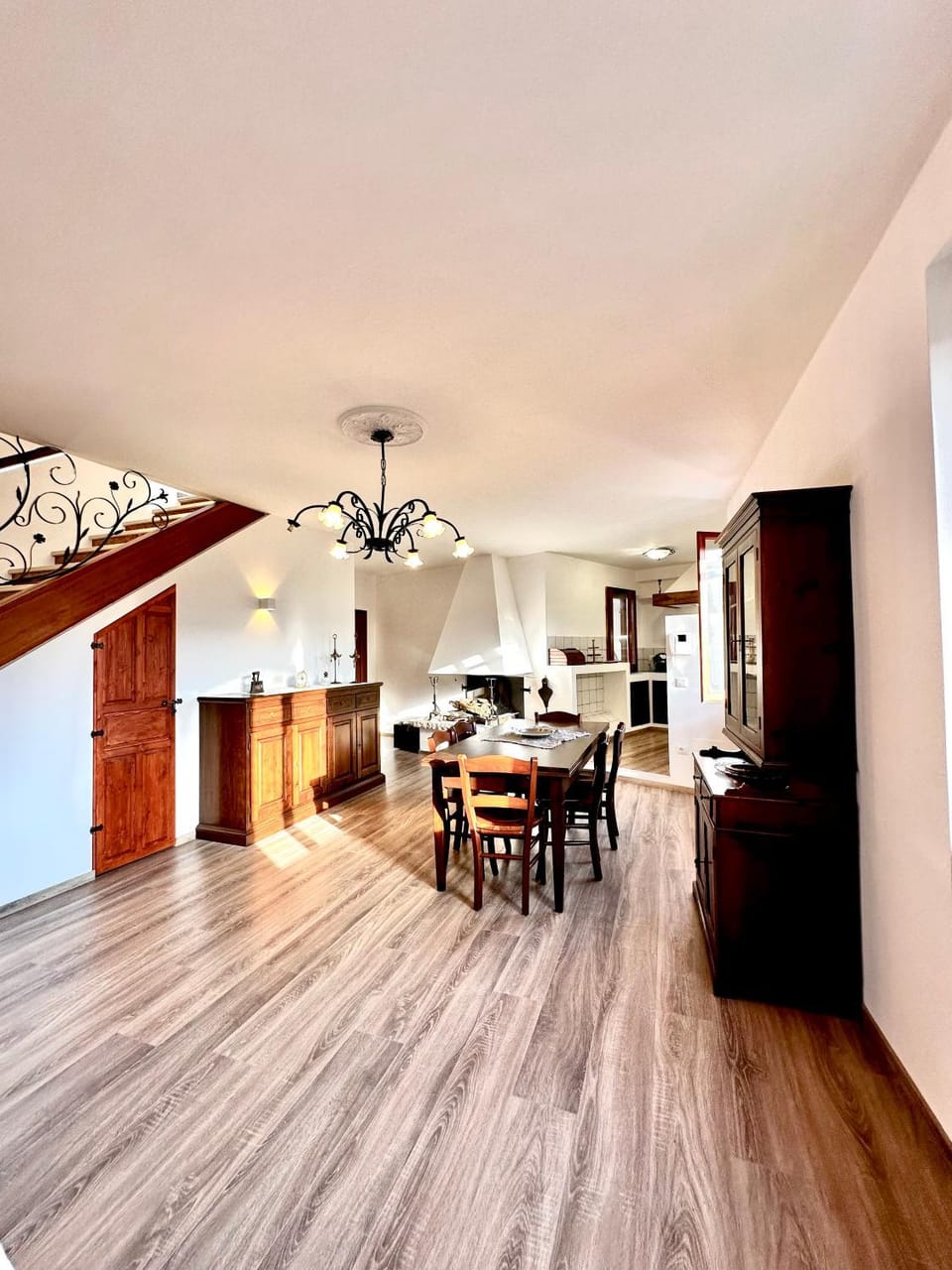 Kitchen or kitchenette, Living room, Seating area, Dining area