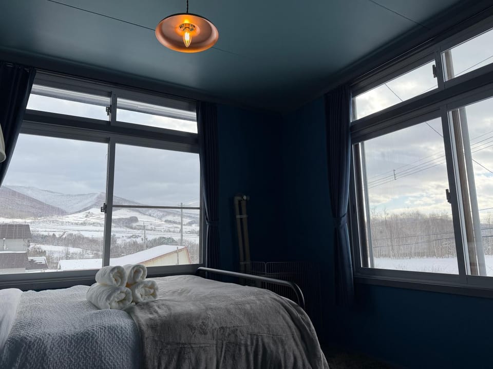 Bed, Bedroom, Mountain view