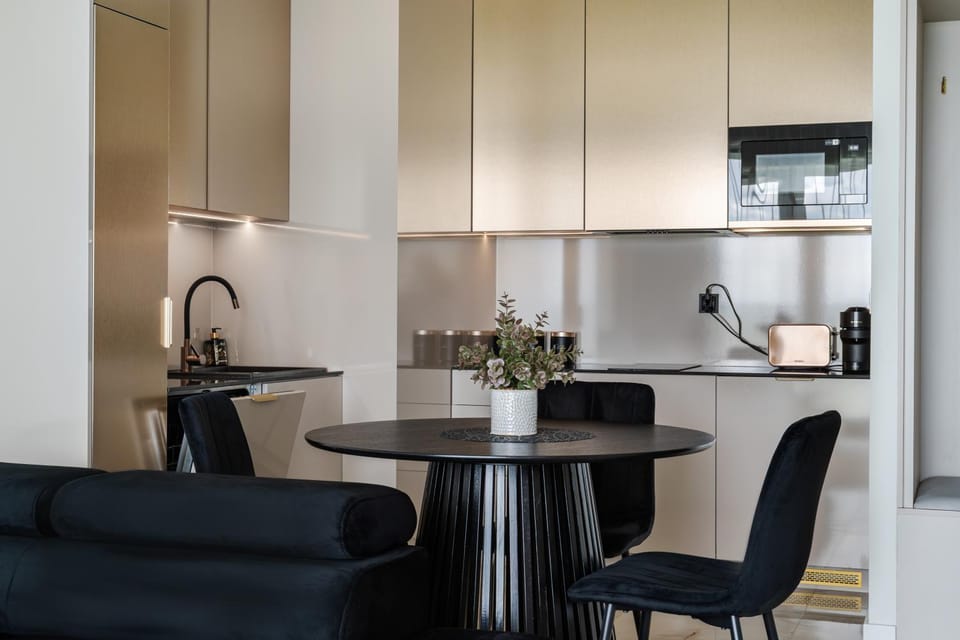 Coffee/tea facilities, Kitchen or kitchenette, Dining area, minibar, stove