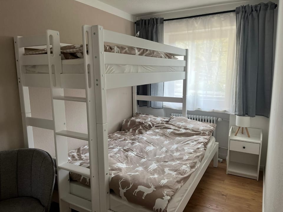 Bedroom, bunk bed