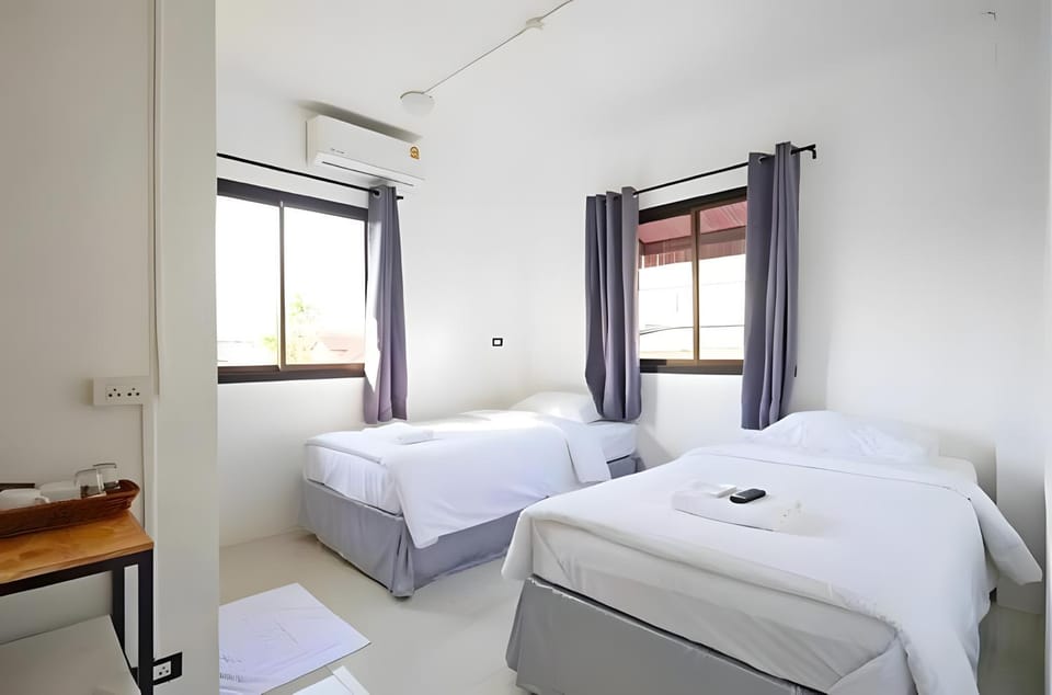 Bed, Photo of the whole room, towels, air conditioner