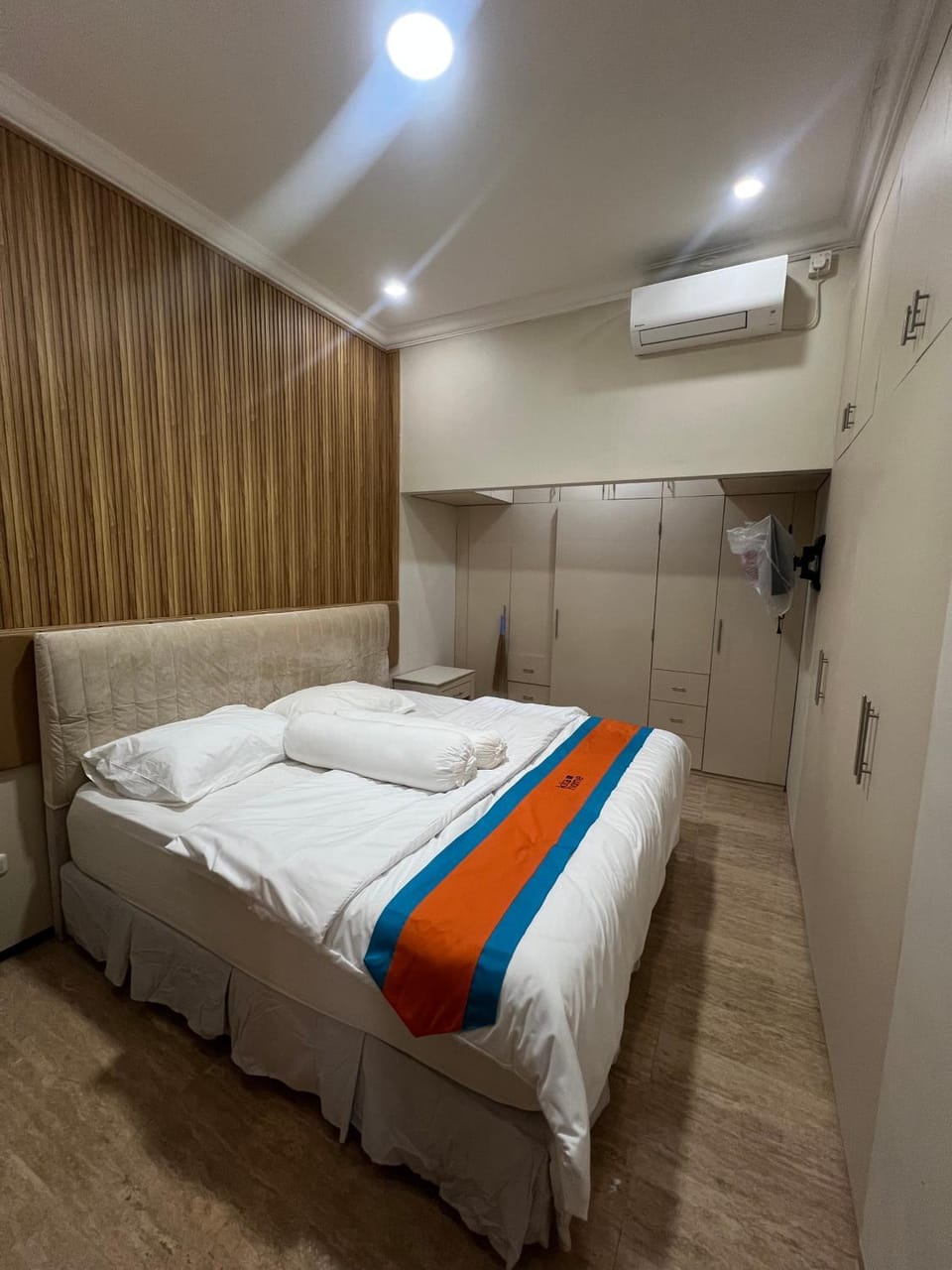 Bed, Living room, Photo of the whole room, Seating area, Bedroom, wardrobe, air conditioner