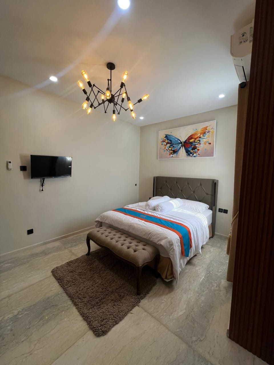 Bed, TV and multimedia, Photo of the whole room, Bedroom