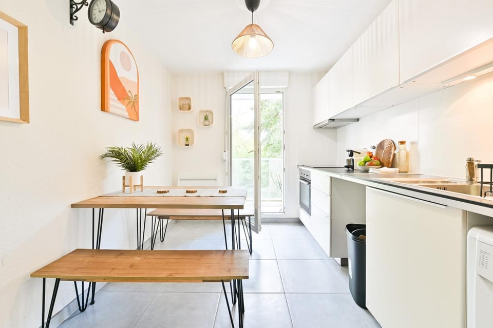Kitchen or kitchenette, Dining area, oven, stove